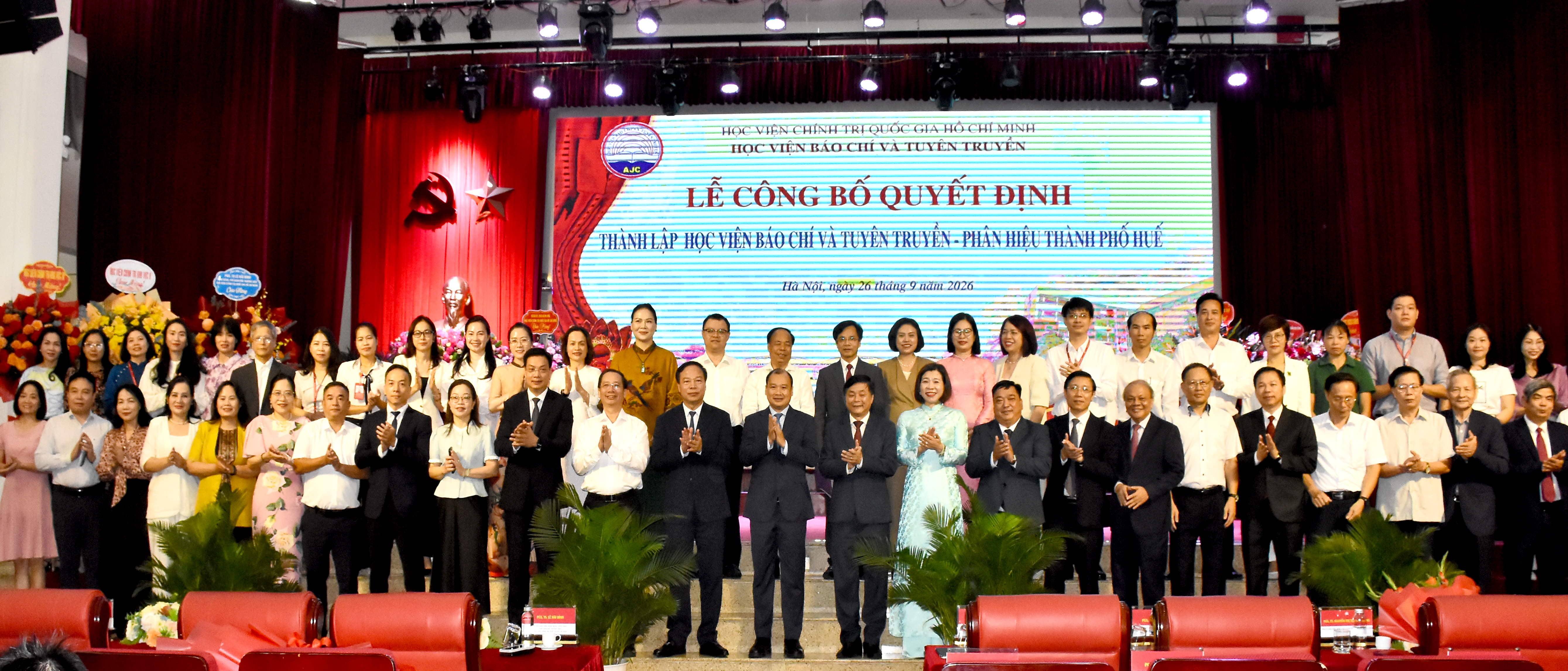Các đại biểu chụp ảnh lưu niệm, ghi dấu mốc thành lập Học viện Báo chí và Tuyên truyền - Phân hiệu thành phố Huế