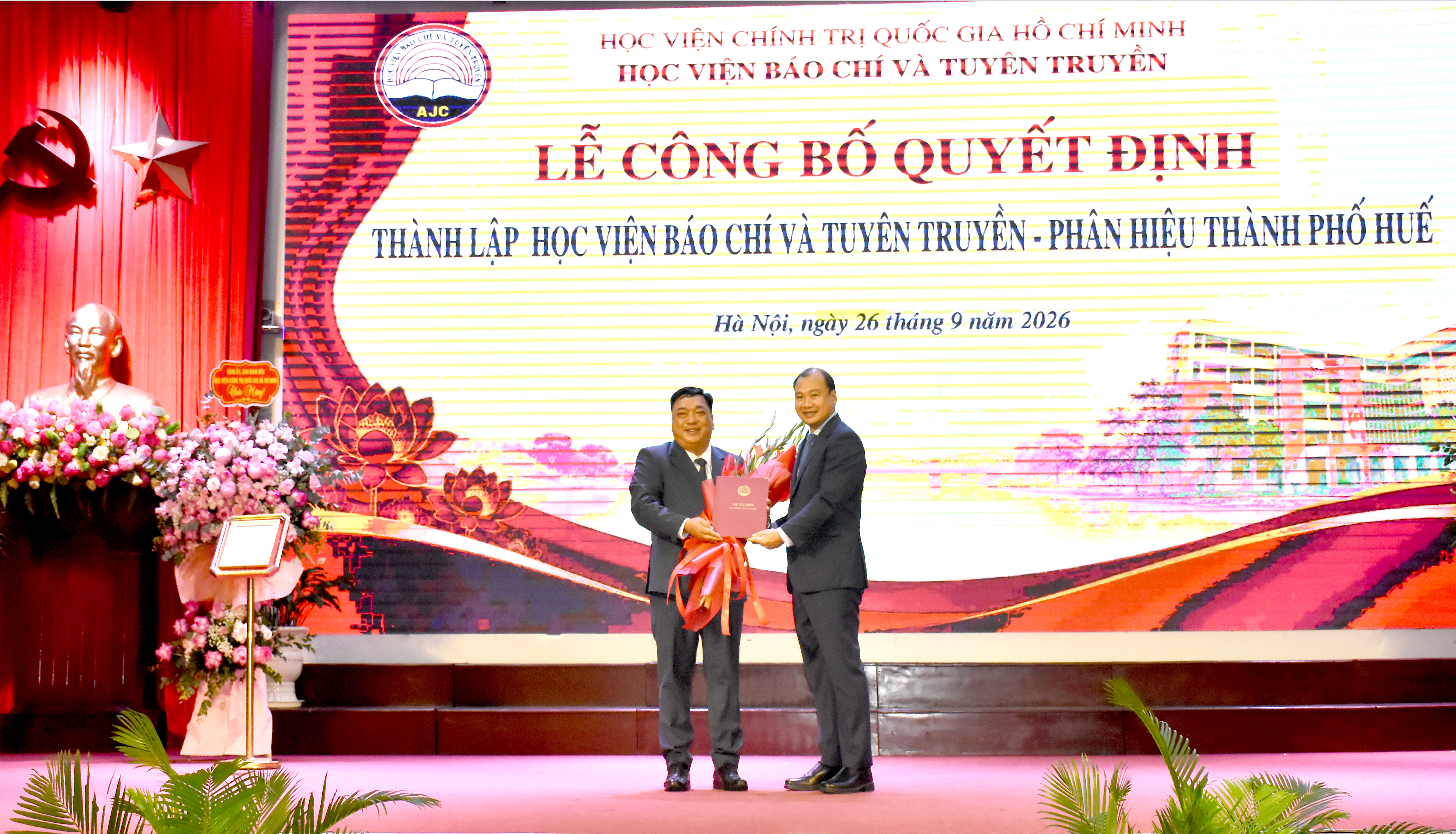 PGS,TS. Lê Hải Bình trao Quyết định bổ nhiệm đồng chí Lê Văn Lộc giữ chức Phó Giám đốc Học viện Báo chí và Tuyên truyền - Phân hiệu thành phố Huế