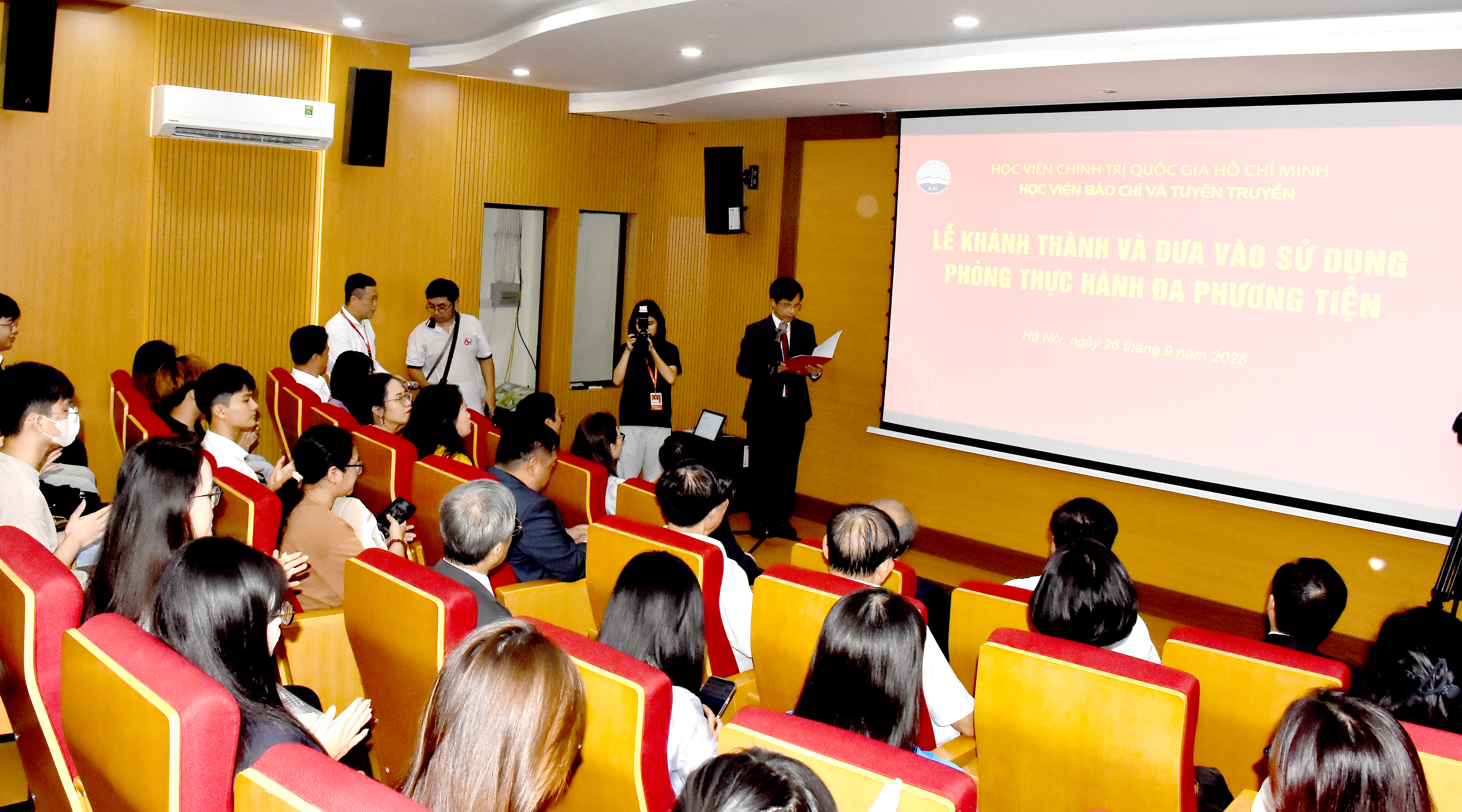 Quang cảnh Lễ khánh thành và đưa vào sử dụng Phòng thực hành đa phương tiện