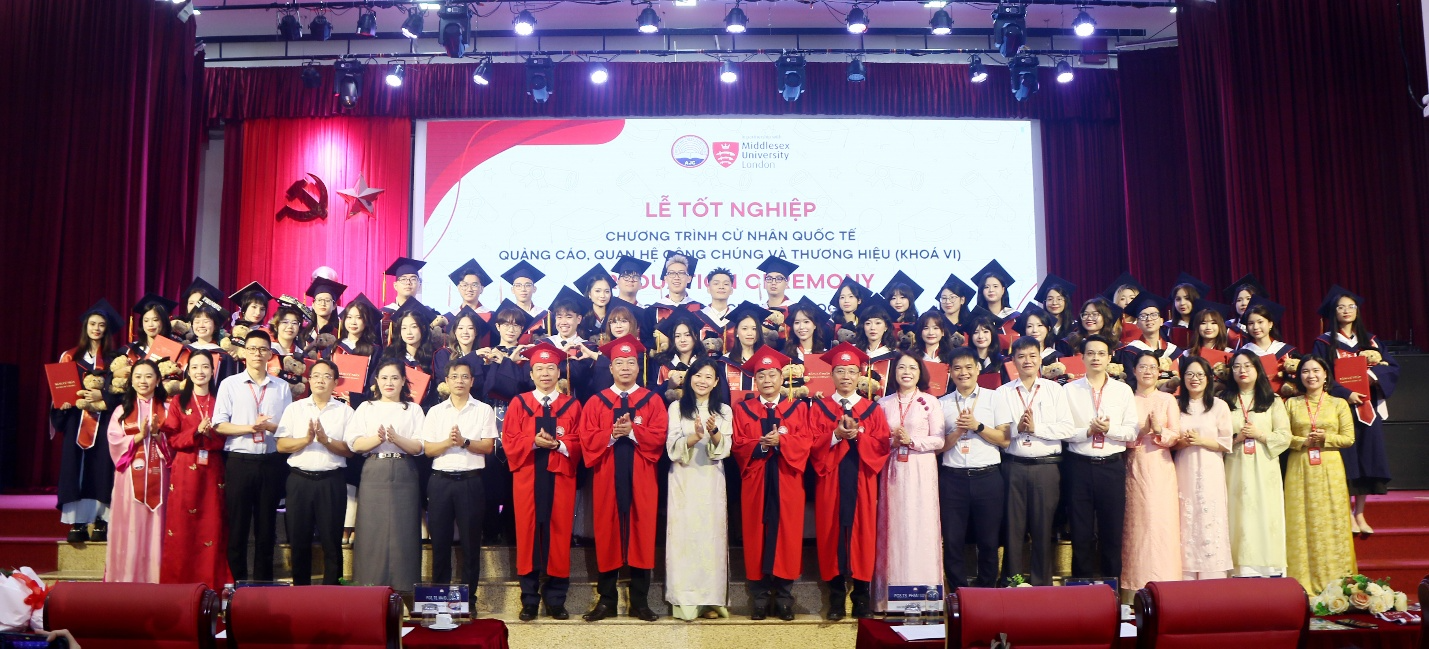Lễ tốt nghiệp Chương trình Cử nhân quốc tế Quảng cáo, Quan hệ công chúng và Thương hiệu khóa VI (Video)