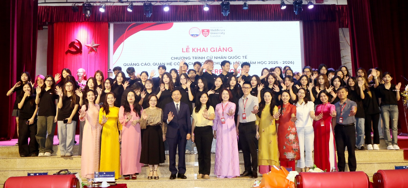 Khai giảng Chương trình Cử nhân quốc tế Quảng cáo, Quan hệ công chúng và Thương hiệu năm học 2025-2026 (video)