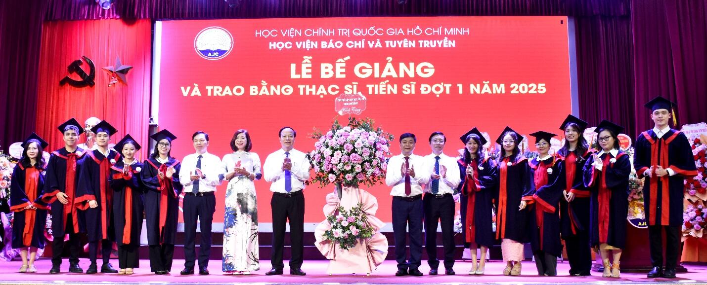 Lễ Bế giảng và trao bằng thạc sĩ, tiến sĩ đợt 1 năm 2025 (Video)