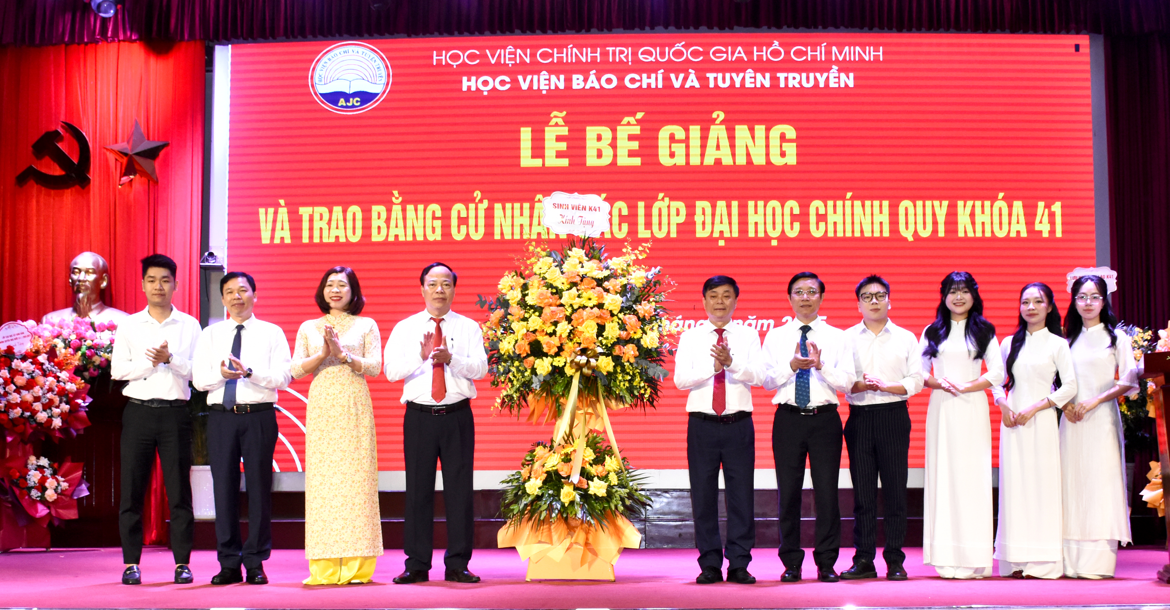 Lễ Bế giảng và trao Bằng cử nhân các lớp đại học chính quy khóa 41 (video)