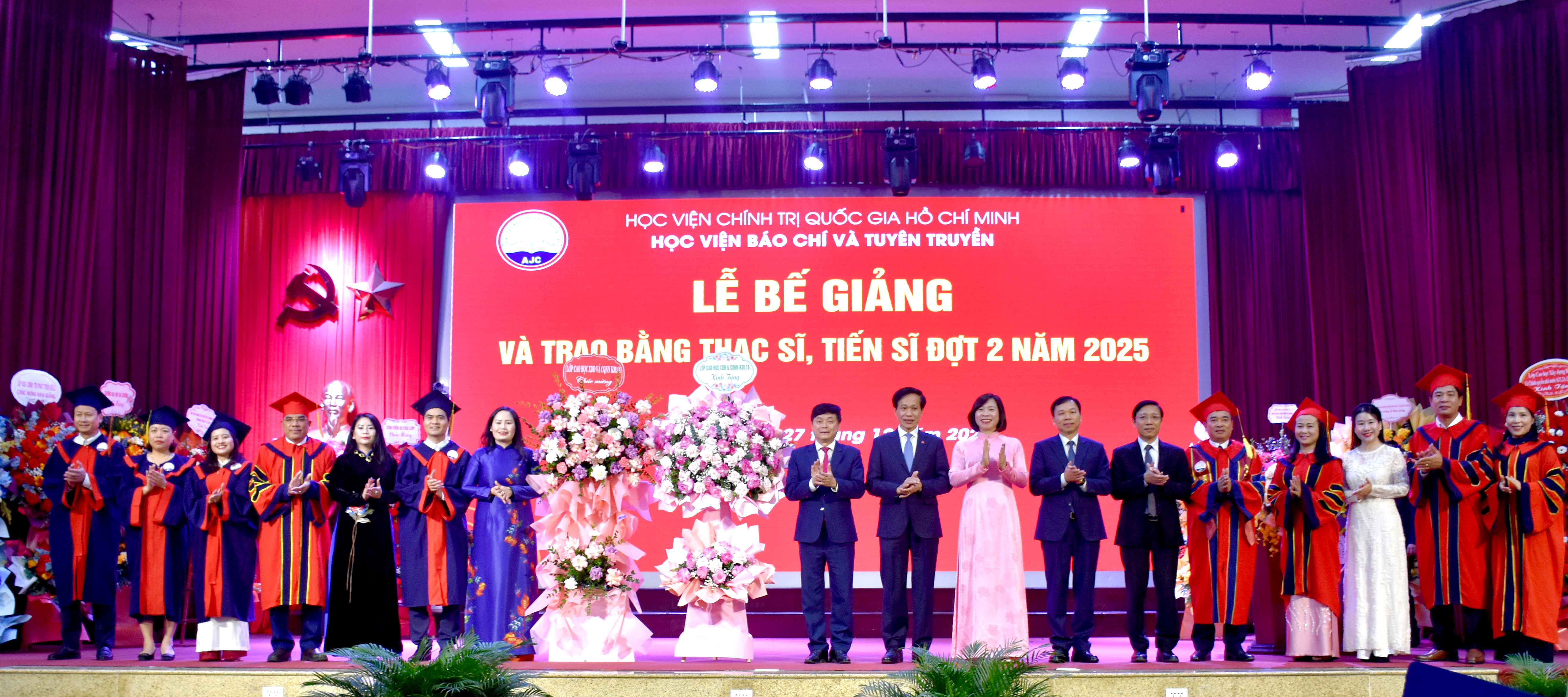 Học viện Báo chí và Tuyên truyền tổ chức bế giảng, trao bằng thạc sĩ, tiến sĩ đợt 2 năm 2025 (video)