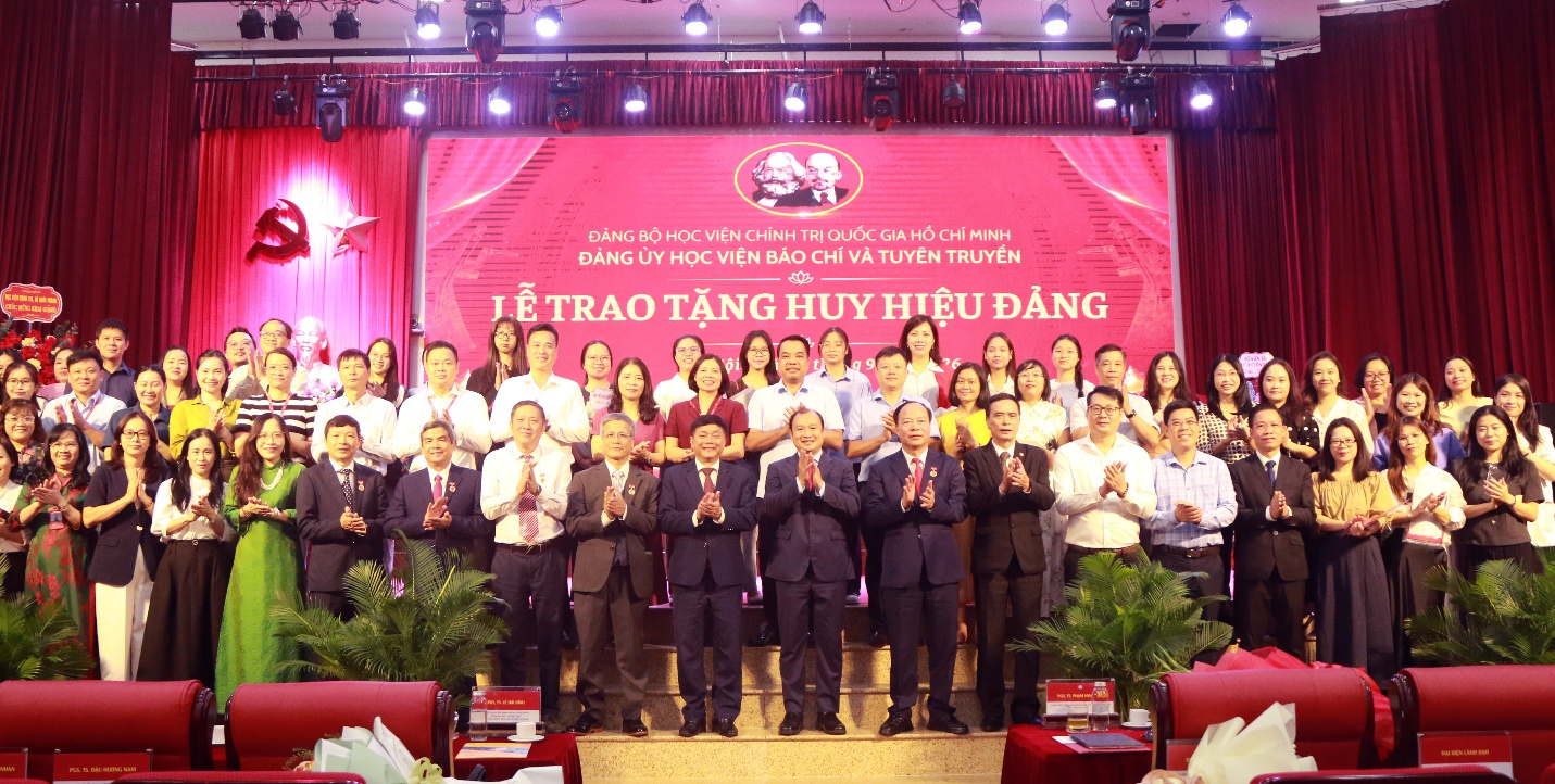 Lễ trao tặng Huy hiệu Đảng cho 6 đồng chí đảng viên Học viện Báo chí và Tuyên truyền (video)