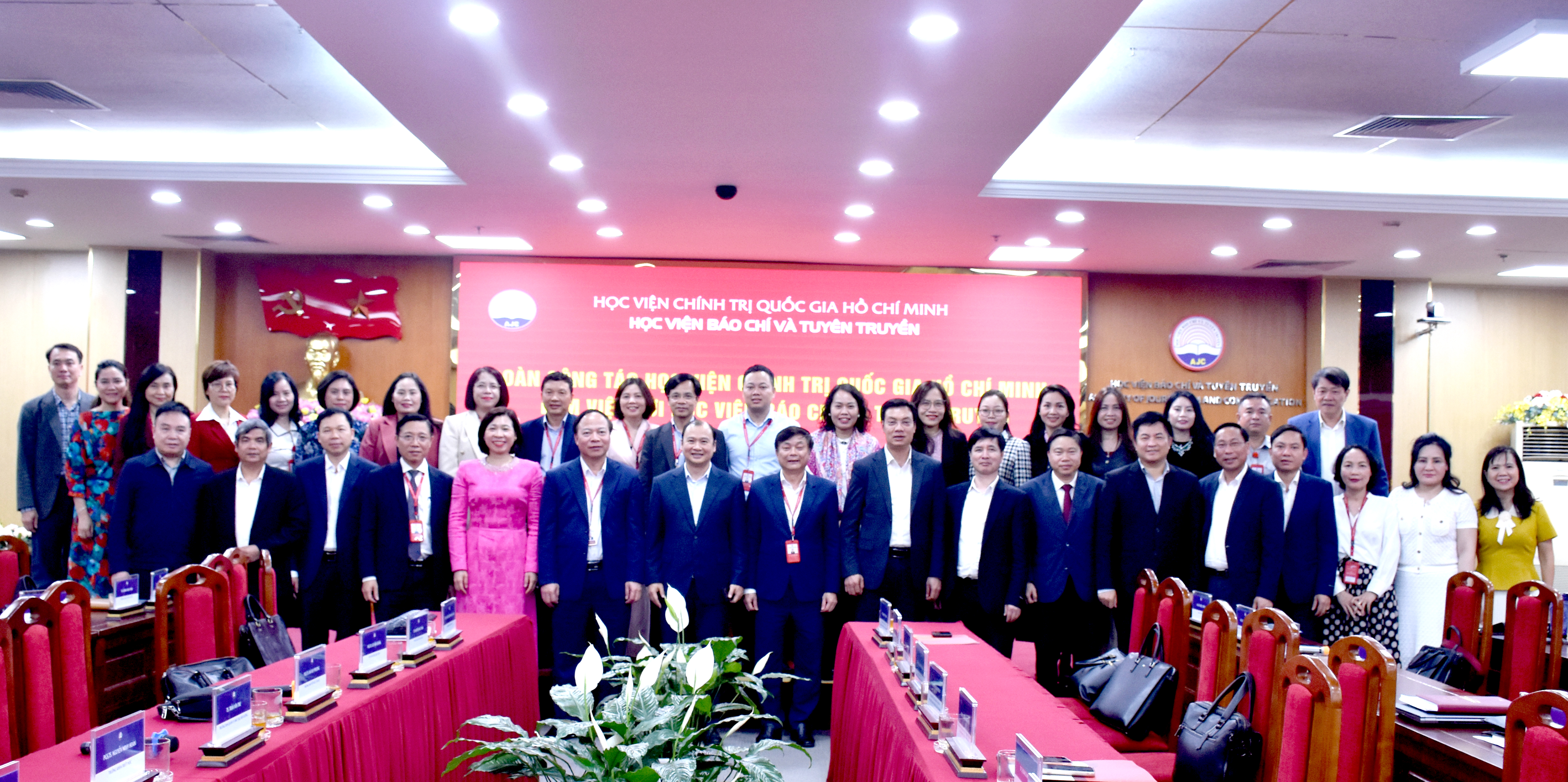 Đoàn công tác Học viện Chính trị quốc gia Hồ Chí Minh làm việc với Học viện Báo chí và Tuyên truyền (video)