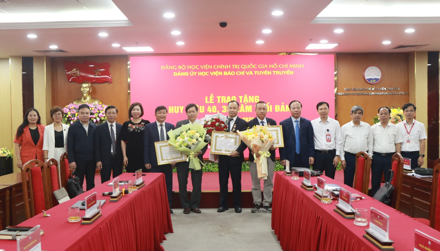 Lễ trao tặng Huy hiệu 30 năm, 40 năm tuổi Đảng cho 03 đảng viên Học viện Báo chí và Tuyên truyền (video)
