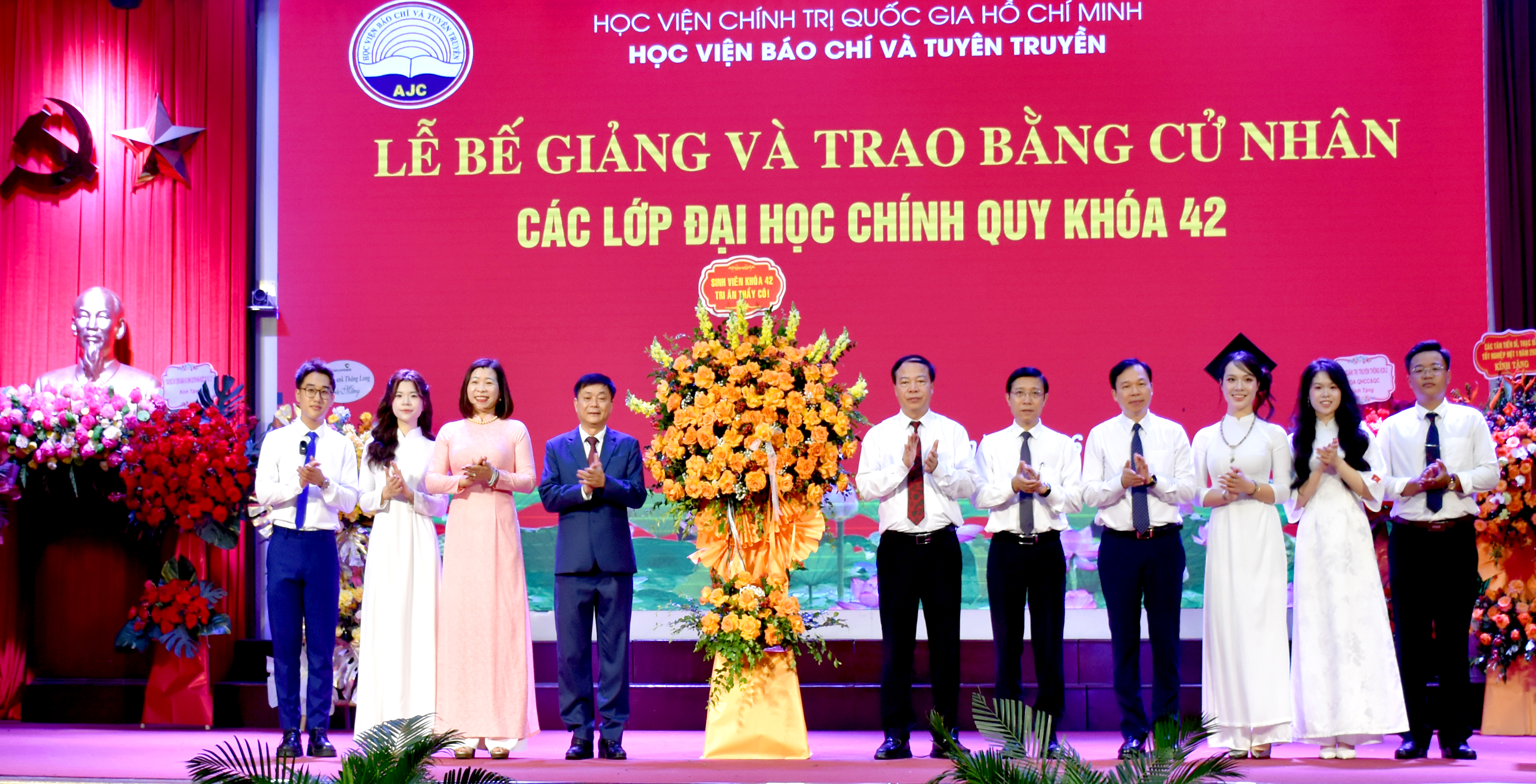 Học viện Báo chí và Tuyên truyền tổ chức Lễ bế giảng và trao bằng tốt nghiệp cho sinh viên đại học chính quy khóa 42 (video)